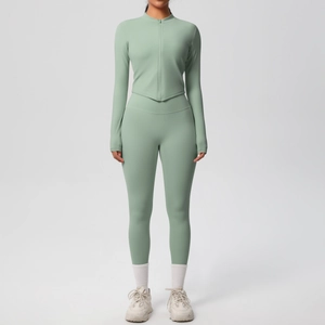 Détail de l'ensemble de yoga vert clair avec legging taille haute et veste zippée