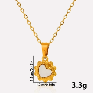 Macro detail of heart pendant necklace with size 1.2cm x 1.0cm and weight 3.3g