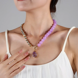 Detail der asymmetrischen Halskette mit lila Perlen, Strasskette und Amethyst-Anhänger