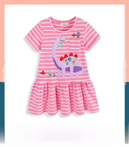 Détail de robe rayée rose pour fille avec applique de dinosaure et broderie florale