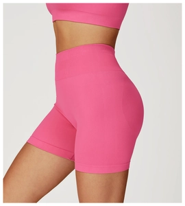 Détail de l'ensemble de yoga côtelé sans couture rose avec short taille haute et haut