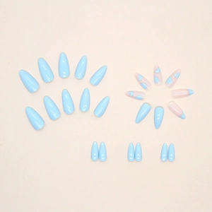 Unghie finte a mandorla azzurre con cuori e stile francese dal finish lucido