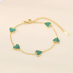 Dettaglio della catena placcata oro 18K con cinque ciondoli a cuore in malachite