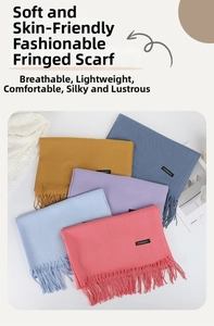Détail d'écharpes en cachemire colorées montrant des franges et une palette variée