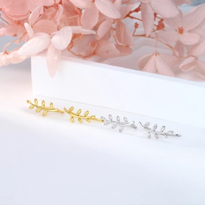 S925 Silber Blatt-Ohrclips in Gold und Silber auf einem eleganten Displayständer
