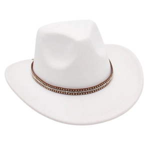 Dettaglio ravvicinato di un cappello cowboy bianco con fascia decorata di strass