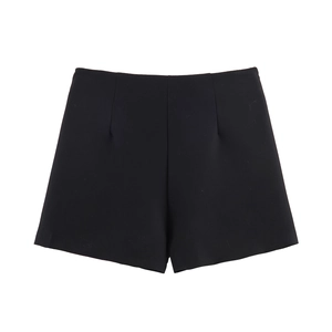 Detailansicht der schwarzen Damen-Shorts mit eleganten Falten und einer Metallketten-Verzierung