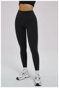 Détail du pantalon de yoga taille haute montrant le tissu élastique et la coupe sans couture