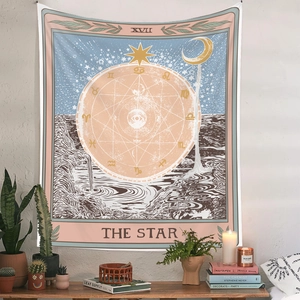 Dettaglio dell'arazzo dei tarocchi La Stella XVII per la decorazione della camera