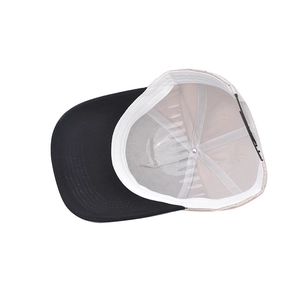 Vista interna del cappellino con fascia antisudore bianca e chiusura a scatto regolabile