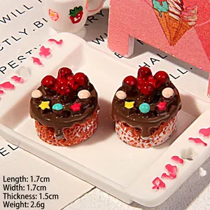 Macro détaillée de deux gâteaux au chocolat miniatures en résine avec étoiles et cerises