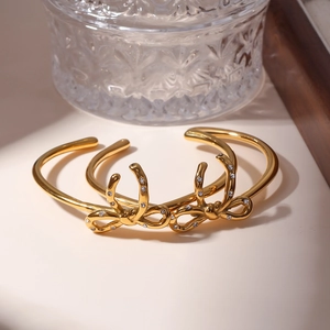 Bracelet jonc élégant plaqué or 18 carats avec nœud orné de zircons cubiques