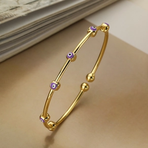 Brazalete abierto bañado en oro con cuentas de esmalte púrpura y estilo de lujo minimal
