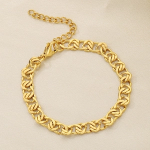 Détail d'un bracelet gourmette plaqué or 18K avec fermoir mousqueton et extension