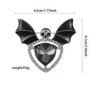 Broche gothique crâne chauve-souris 4,5x4,1cm avec cristal de bouclier et strass détails
