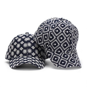Detalle de gorra de béisbol azul marino con bordados geométricos y motivos florales