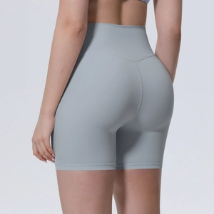 Détail du short de yoga gris à taille haute avec couture en V pour un effet galbant