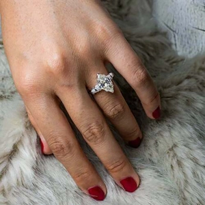 Anello con zircone taglio marquise e pietre laterali baguette su fascia color argento