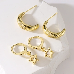 Elegante set di orecchini a mezzaluna e stella placcati oro 18K con zirconi trasparenti