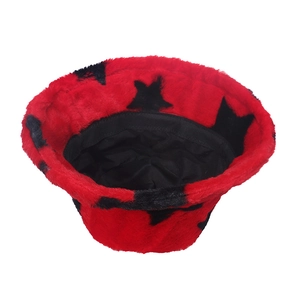 Détail du chapeau bob en peluche rouge avec motifs d'étoiles noires et doublure interne