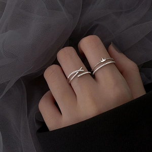Anello a doppio strato con corona e zirconi cubici in finitura argento minimalista