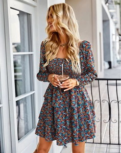 Détail d'une mini robe fleurie à volants avec col carré et corsage smocké élastique