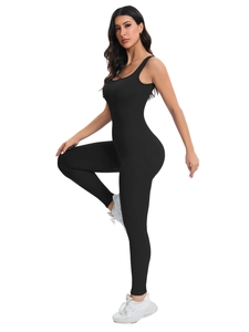 Détail du body de yoga noir sans couture en maille côtelée montrant la texture du tissu