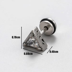 Détails d'un clou d'oreille triangle pour homme serti d'une pierre et mesure de 0,88 cm