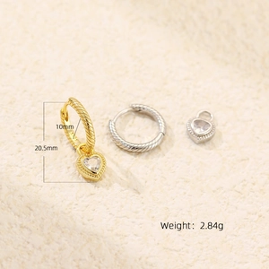 Detailed macro view showing S925 earrings dimensions, heart pendant and 2.84g weight
