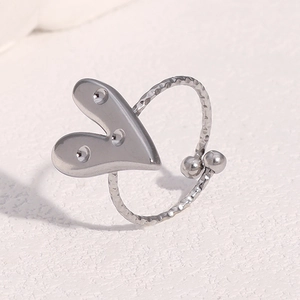 Bague ajustable en argent martelé au design unique de cœur plat asymétrique