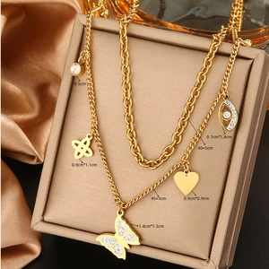 Vue détaillée du collier double couche plaqué or 18 carats avec dimensions des pendentifs