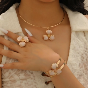 Set gioielli dorati da donna con collana, bracciale e anello a fiore bianco