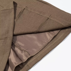 Gros plan détaillé de la robe marron foncé avec doublure soyeuse et finitions de couture fines