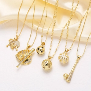 Collier plaqué or 18 carats avec pendentifs de sport baseball et football avec zircons