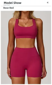 Vista dettagliata del reggiseno sportivo yoga rosso rosa e dei pantaloncini fitness sul modello