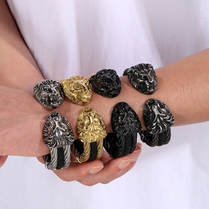 Vista dettagliata dei bracciali punk testa di leone con filo d'acciaio e pelle