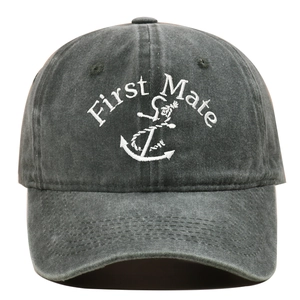 Détail de la broderie First Mate et ancre sur une casquette en coton gris foncé délavé