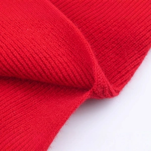Primo piano del maglione rosso a collo alto in maglia a coste spessa con trama di lana