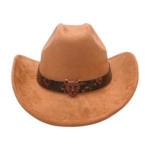 Dettaglio della fibbia in metallo a testa di leopardo su un cappello cowboy in camoscio