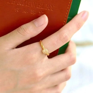 Elegante anello ritorto in oro con quadrifoglio di pietre preziose su modella