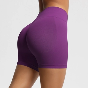 Gros plan du short de sport sans couture prune à taille haute avec texture tricotée fine