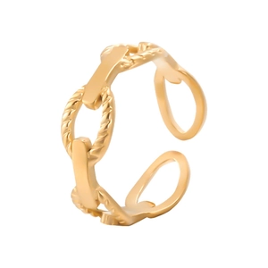 Détail d'une bague maillon de chaîne dorée réglable en acier inoxydable poli