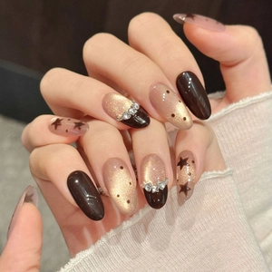 Handgefertigte Cat-Eye-Nägel in Braun und Gold mit Strasssteinen und Sternen