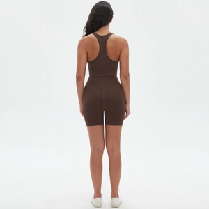 Vista posteriore del top da yoga marrone e degli shorts fitness senza cuciture a vita alta