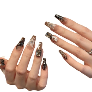 Faux ongles Coffin avec texture marbre marron, papillon blanc et gemmes carrées brillantes