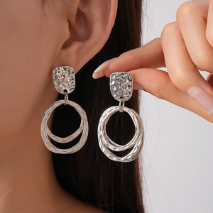 Boucles d'oreilles géométriques argentées à texture martelée, pendentifs carrés et ronds