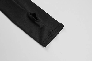 Détail de la manche de sport noire avec passe-pouce et tissu de performance élastique
