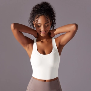 Gros plan sur le soutien-gorge de sport blanc avec larges bretelles et col en U