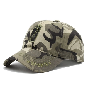 Dettaglio ravvicinato del cappello mimetico con ricamo SPORTS e trama del tessuto twill