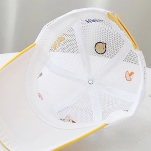 Vue interne montrant le tissu en maille respirant et les broderies sur la casquette enfant